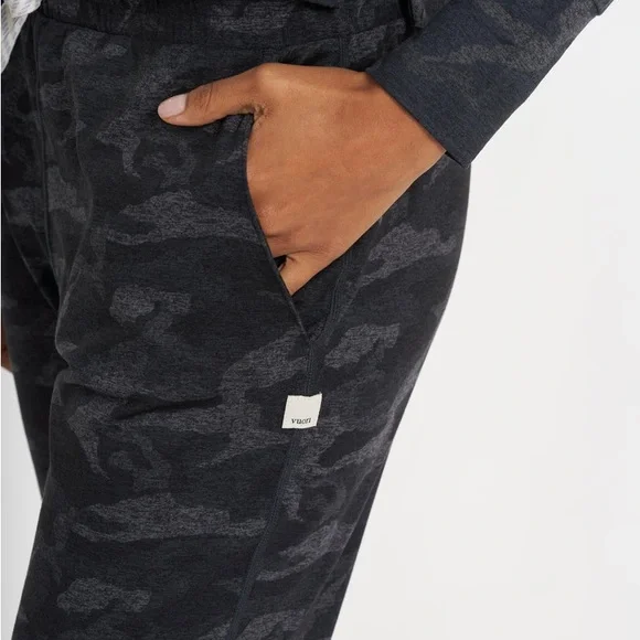 Vuori Performance Jogger Women's DreamKnit Black Camo Size Small - Picture 7 of 13